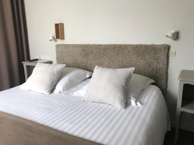 Hotel La Petite Auberge Ares Bagian luar foto