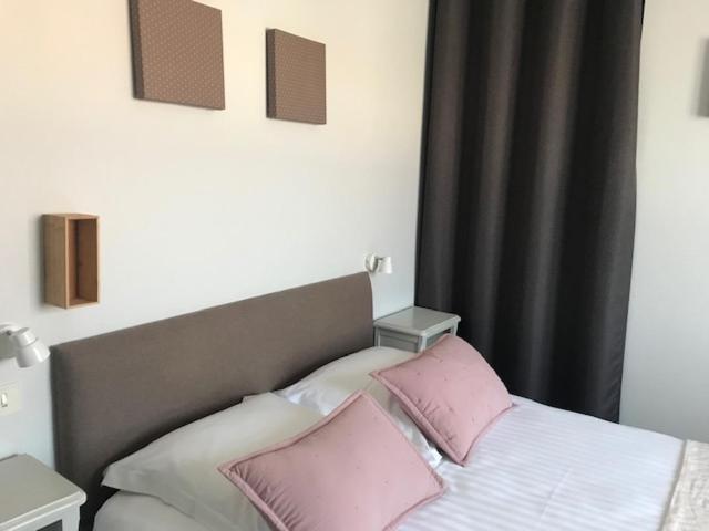 Hotel La Petite Auberge Ares Bagian luar foto